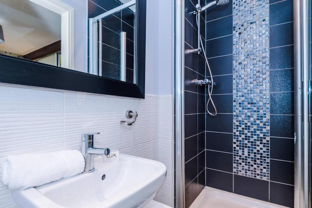 Stylish Townhouse Chester City Centre With Parking Bagian luar foto