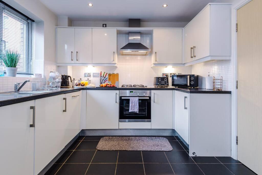Stylish Townhouse Chester City Centre With Parking Bagian luar foto