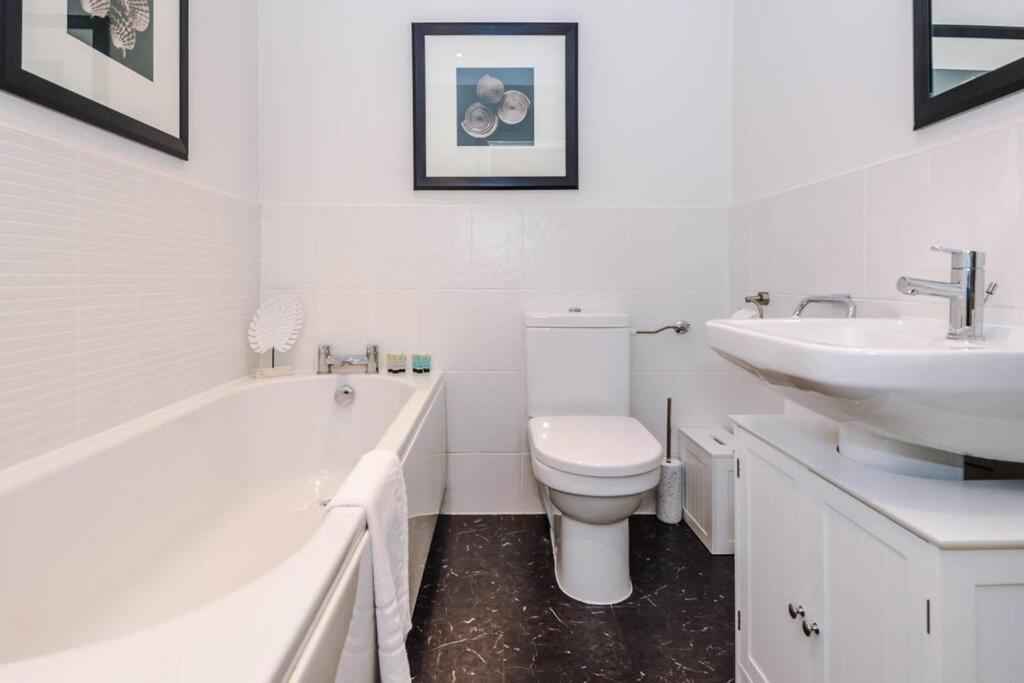 Stylish Townhouse Chester City Centre With Parking Bagian luar foto